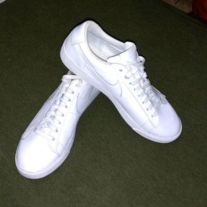 White Nike Court Royale lows sz 10